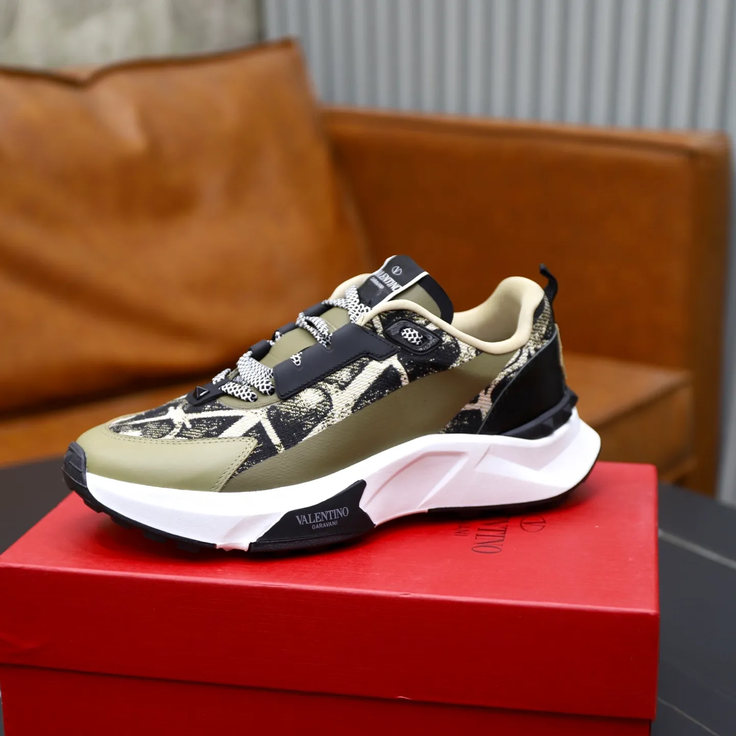 Ex-factory price: 520💰VALENTINO/Valentino Men's latest low-cut thick-soled sports shoes are shipped. Made with heavy industry, men's fine casual sports shoes, versatile style. Original leather, rubber lines embellished with geometric segmented uppers, hand-sewn with fine craftsmanship, novel and fashionable style, rubber soles with rivet details on the front and back, VALENTINO GARAVANI LOGO printed on the side, and Valentino Garavani decorative inlay on the tongue. Logo, comfortable, breathable and durable on the feet! Comes with full original packaging! Code number: 38-39-40-41-42-43-44 (45 can be customized)